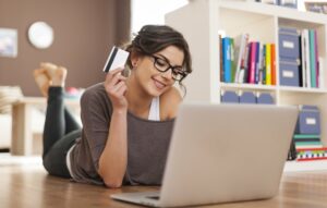 online shopping glückliche Frau